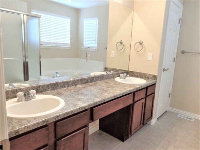 Building Photo - 2828 S Killarney Way