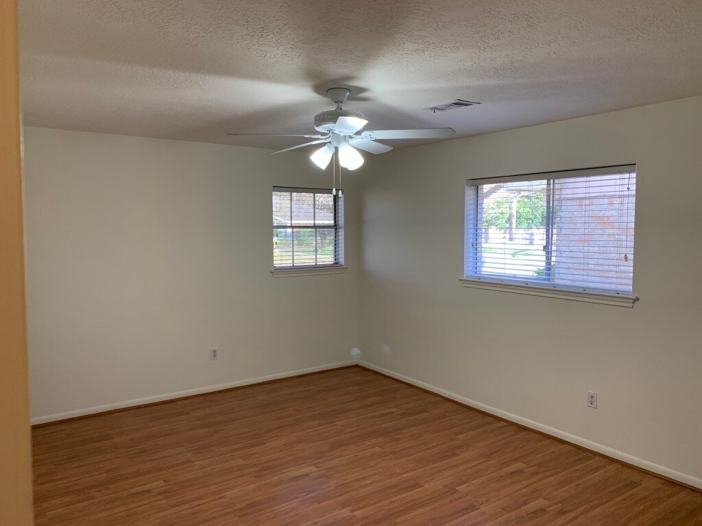 Master Bedroom - 5005 Ash Ct