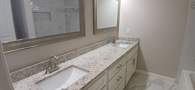 Building Photo - Beautiful 7 beds 3 baths in Ryanwood!
