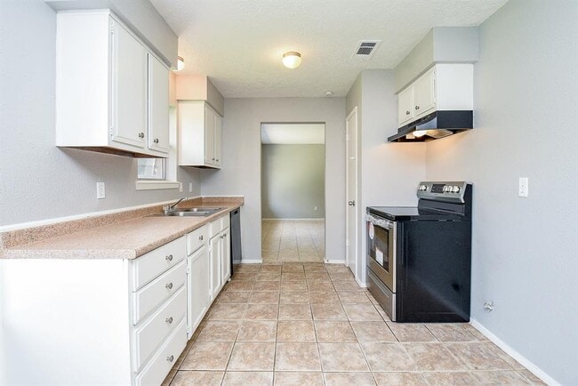 Building Photo - 23114 Newgate Dr