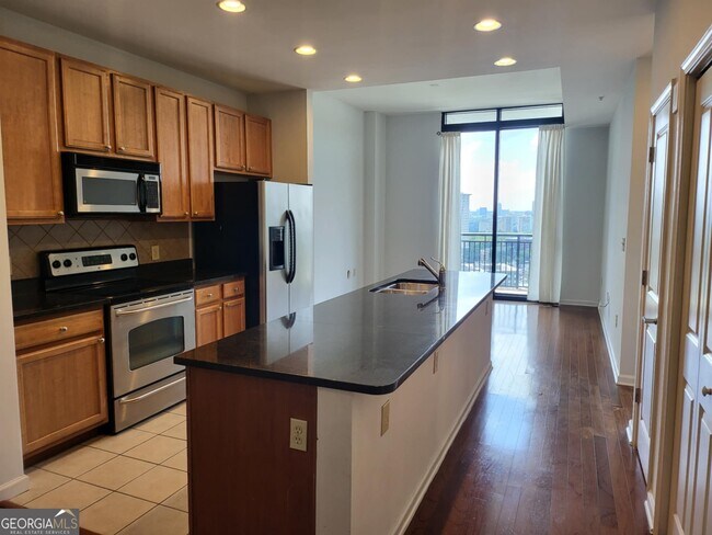 Primary Photo - 3040 Peachtree Rd NW