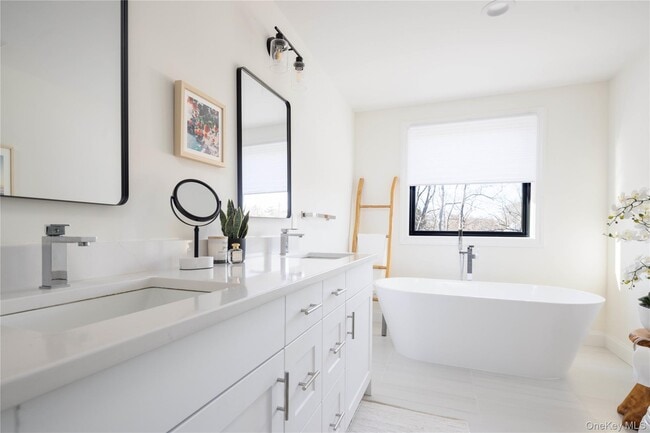 Building Photo - 242 Maple Ln