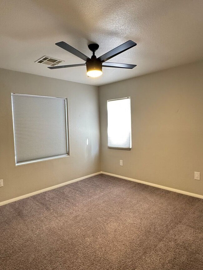 Building Photo - **Spacious 4-Bedroom Home in the Southwest!**