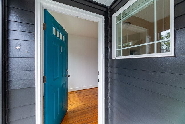 Building Photo - Amazing 3bed/1bath Fourplex with Private B...