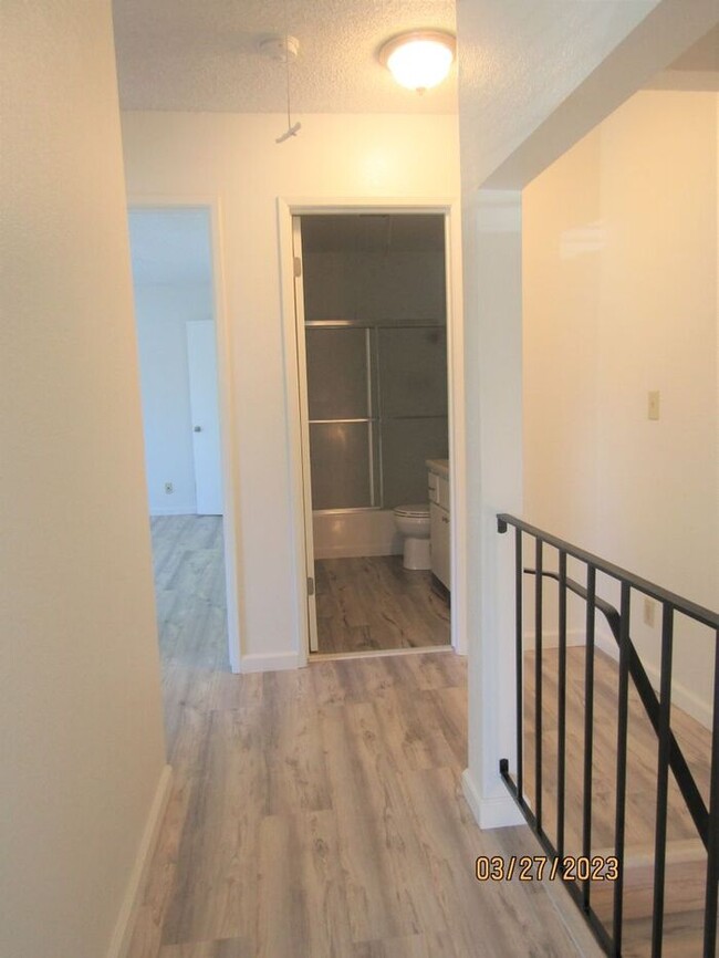 Building Photo - Beautiful updated 3 Bed, 2 Bath Condo in R...