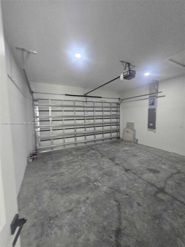 Building Photo - 987 Edgerton Ave