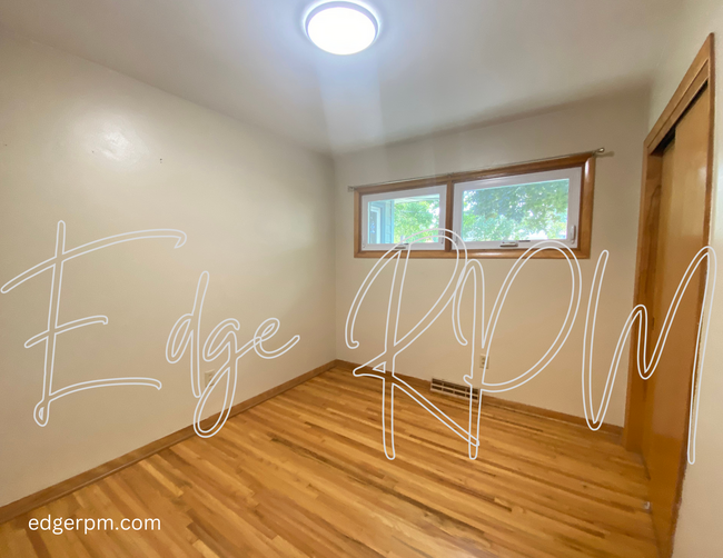 Building Photo - 3 bedroom 1 bath DUPLEX