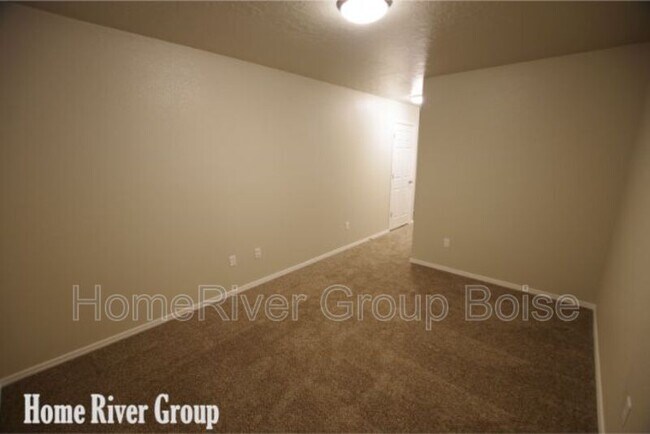Building Photo - 1449 W Crooked River Dr