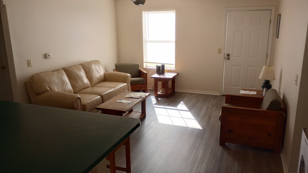 Living Room Picture 2 - 15 S Shafer St