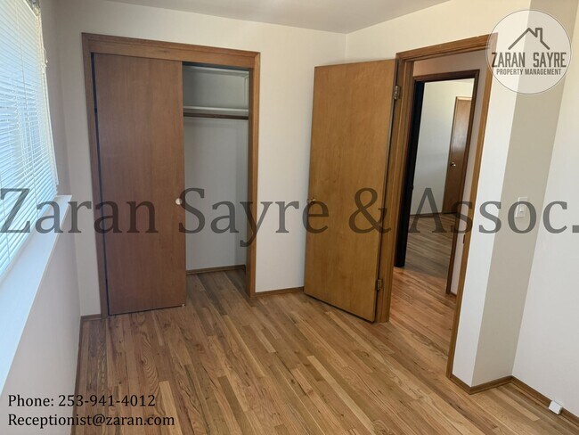 Building Photo - 215 - Perfect Location! Three Bedroom Charmer