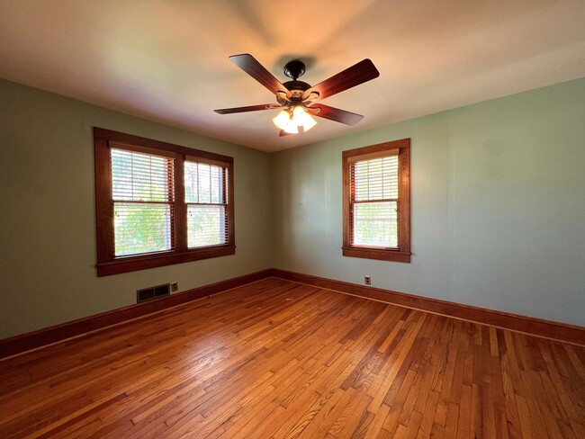 Building Photo - 3 Bedroom, 1 Bath, Nice Backyard!