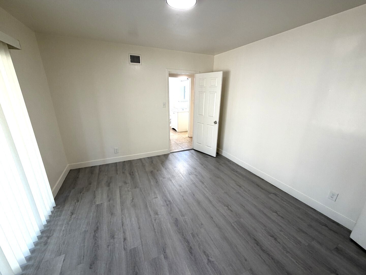 Building Photo - 3552 N Alameda Ave