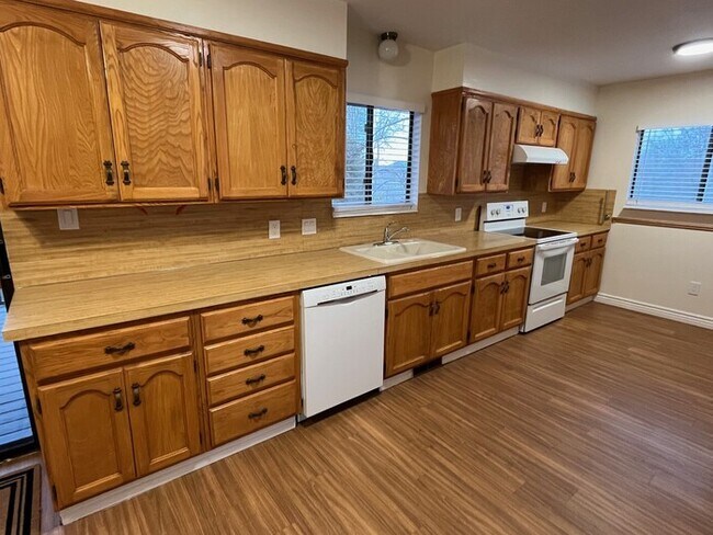 Building Photo - Remodeled West Jordan 4 Bedroom 4 Bath!