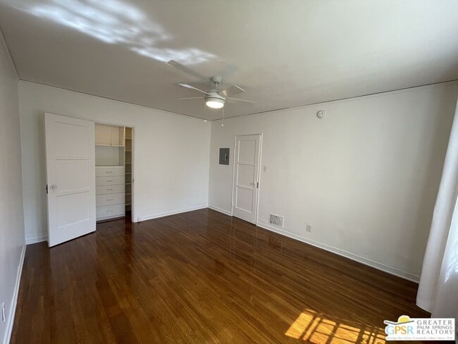 Building Photo - 927 Alandele Ave