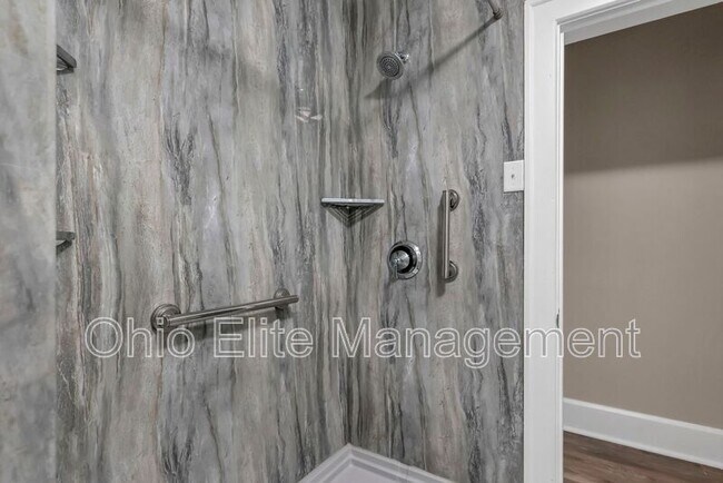 Building Photo - 618 Lilley Ave