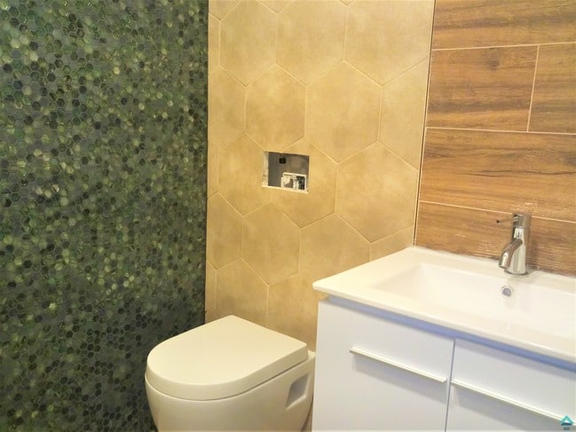 Building Photo - 691 Chauncey St