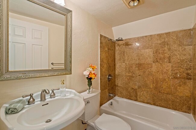 Building Photo - 6430 La Jolla Scenic S Dr