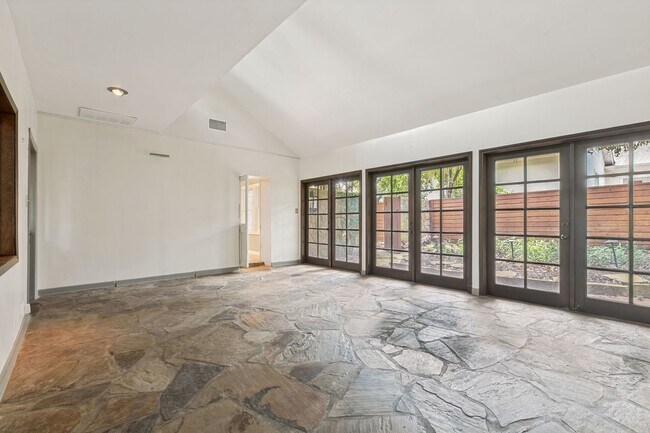 Building Photo - BEAUTIFUL 4-BEDROOM HOME IN ALAMO HEIGHTS