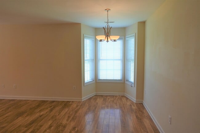 Building Photo - 129 River Oaks Cir