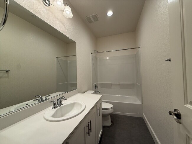 Building Photo - Modern 4-bedroom 3-bath available in Elk Grove