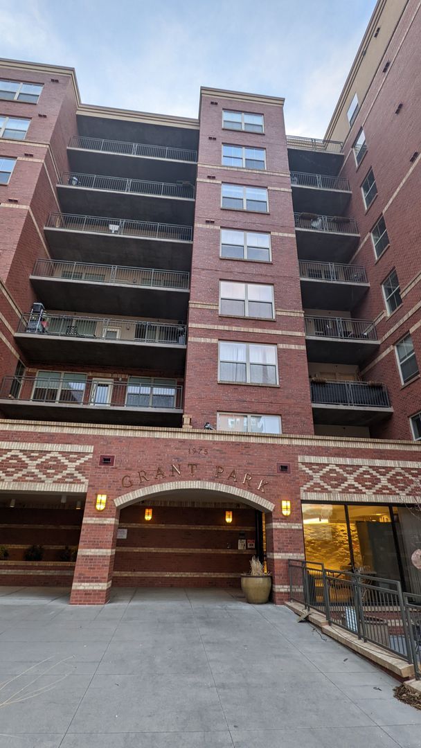 Building Photo - GORGEOUS NEW 7th FLOOR CONDO! CITY VIEWS, GARAGE + ALL UTILITIES INCL.