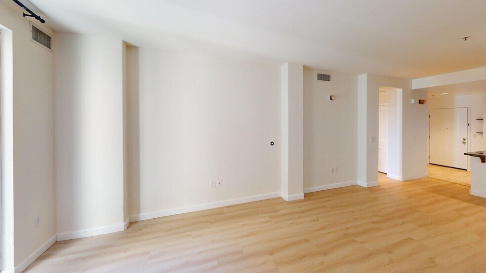 Building Photo - 423 7th St