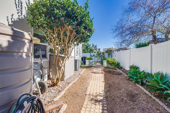 Building Photo - ***VACATION HOME AVAILABLE FROM MAY 15TH- OCTOBER 31ST*** MONTH TO MONTH