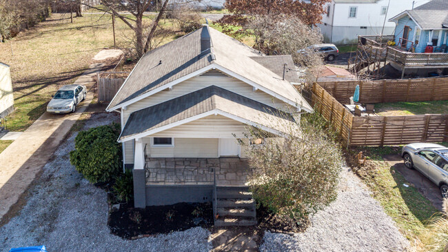 Building Photo - 708 E Woodland Ave