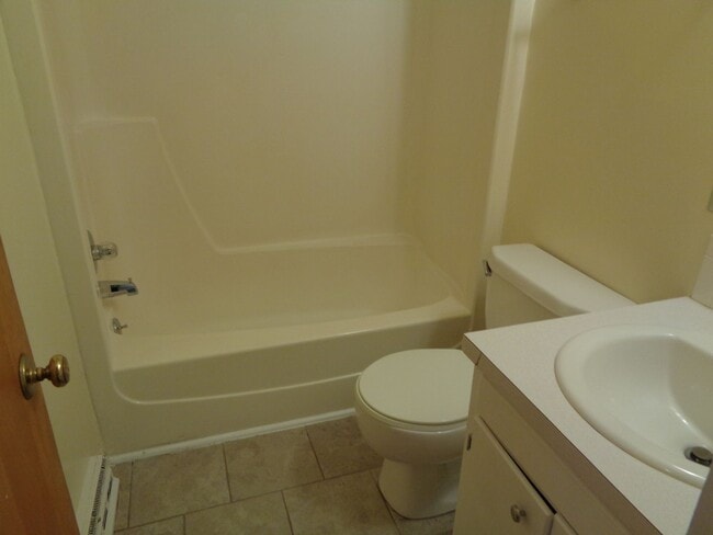 Building Photo - House for Rent-Country Club Area