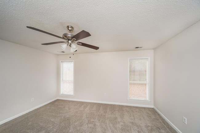 Building Photo - 8915 Lanthorn Cove