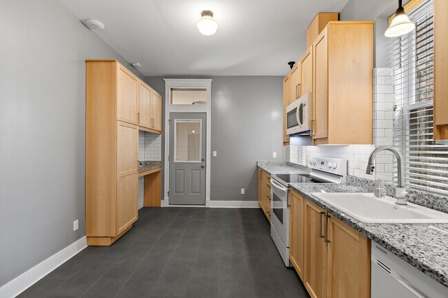 Building Photo - 1335 W Thorndale Ave