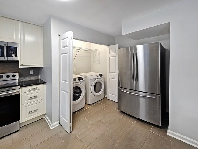 Building Photo - COMING SOON: Beautifully Updated 2/2.5 Townhome Near Truist Park