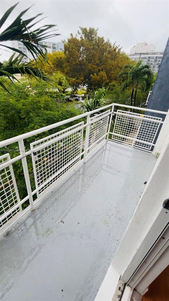 Building Photo - 960 Bay Dr