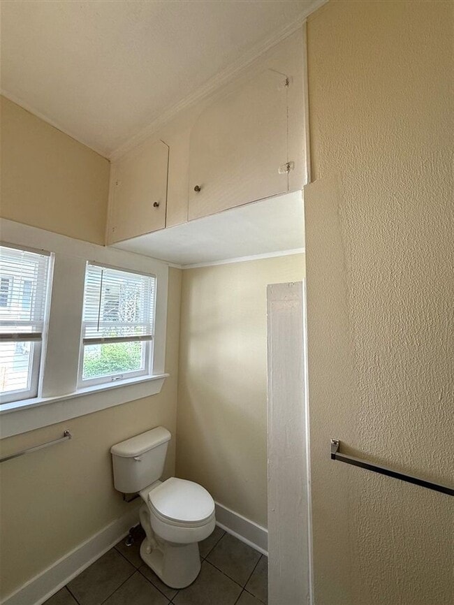 Building Photo - Beautifully Renovated 2 bedroom, 1 bath Bungalow | Historic Highland area | $900/Month Rent