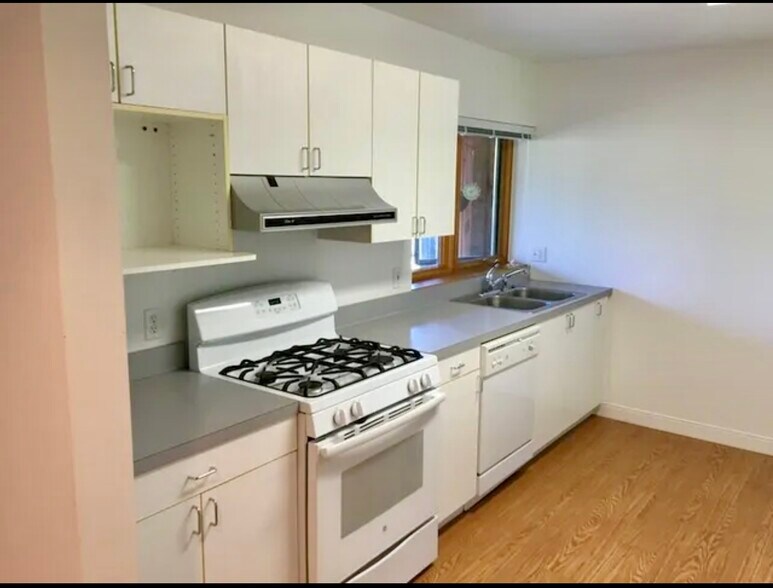 Building Photo - 1047 Danby Rd