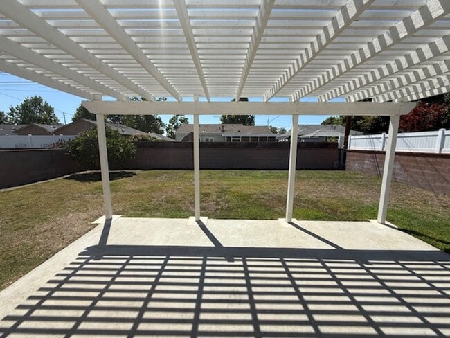 Building Photo - REDONE CUTE 2BED/1BATH HOUSE W/ REFURBISHE...