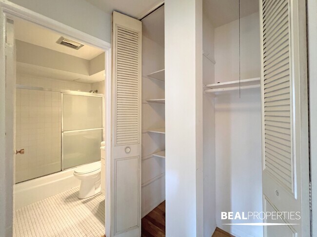 Building Photo - 510 W Briar Pl