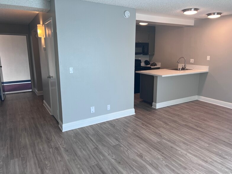 Building Photo - The Elms Apartments