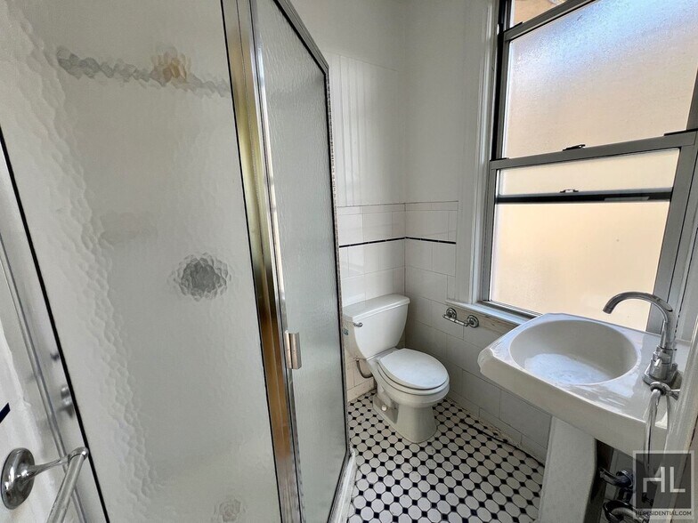 Building Photo - 3.5BR 2BA Massive Townhouse w/ Sunroom & Optional Private Parking In Maspeth