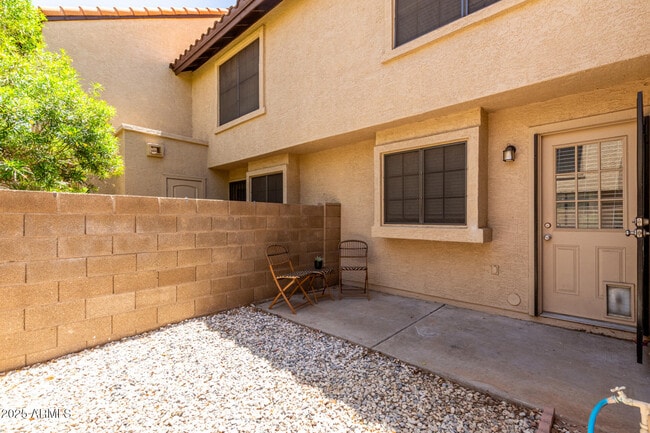 Building Photo - 921 W University Dr
