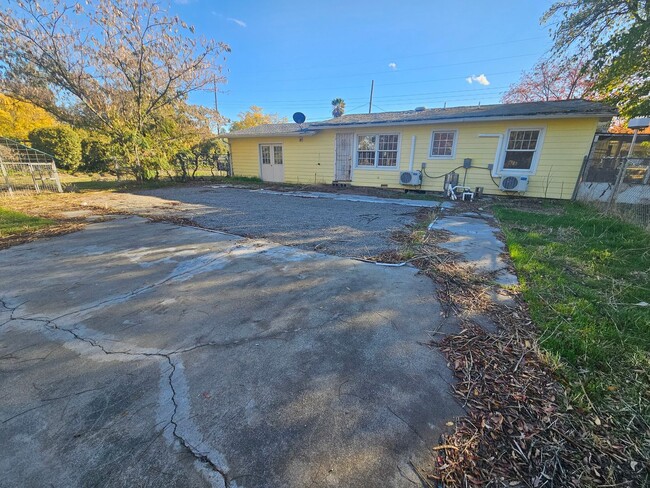 Building Photo - 4 bedroom 2 bath Home For Rent in Orland!