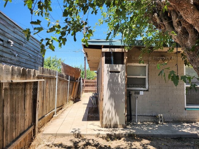 Building Photo - 1 bedroom 1 bathroom  back house with a pr...