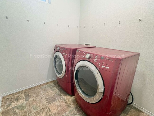 Building Photo - 2648 Iago St