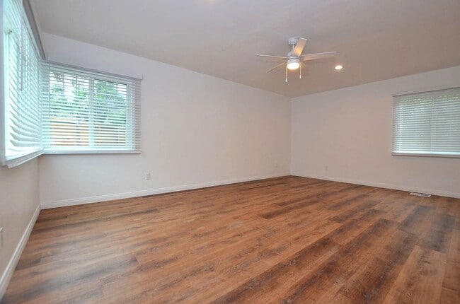 Building Photo - 4Bedroom 3.5 Bathrooms single family home