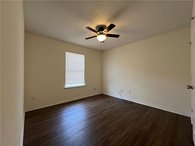 Building Photo - 8450 N Kendall Ct