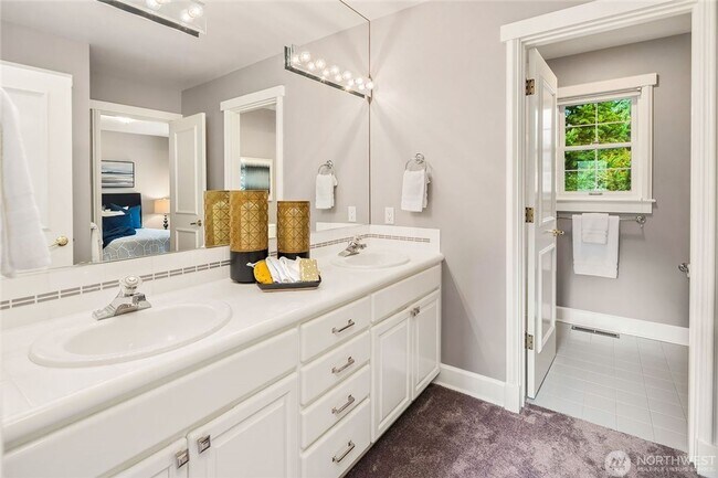 Building Photo - Beautiful Bellevue home with a View!