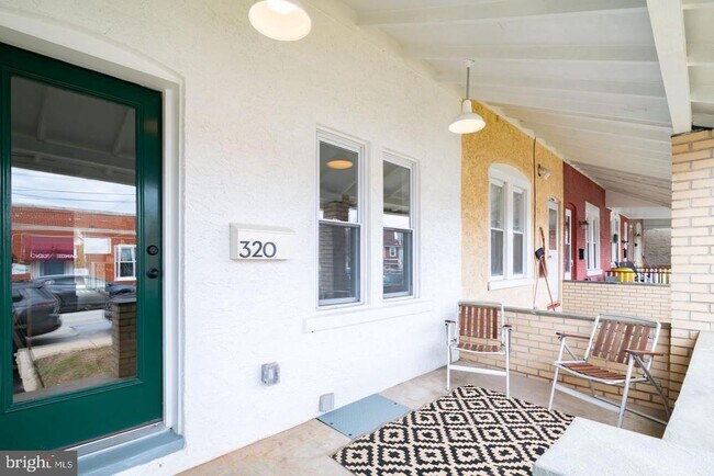 Building Photo - 320 Iona Ave