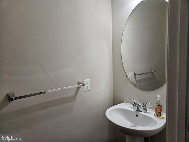 Building Photo - 6041 Maple Hill Rd