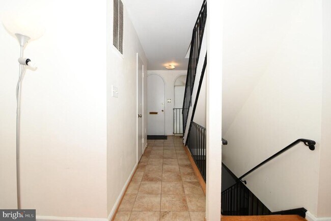 Building Photo - 8147 Inverness Ridge Rd