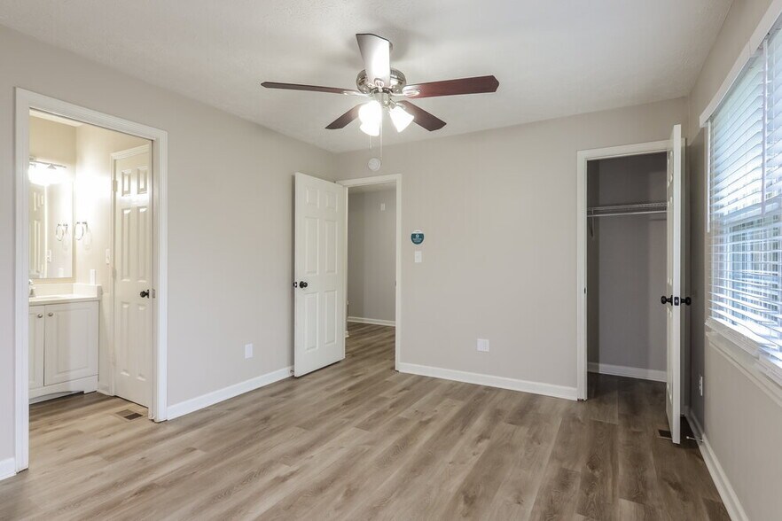 Building Photo - 7352 Southern Lakes Dr